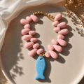 Collar rosa con pez azul