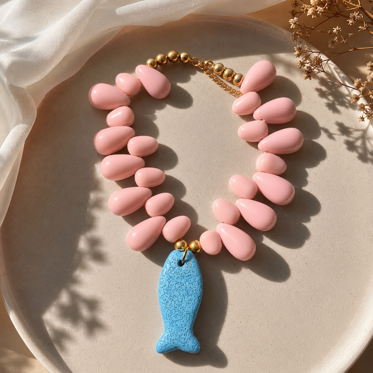 Collar rosa con pez azul